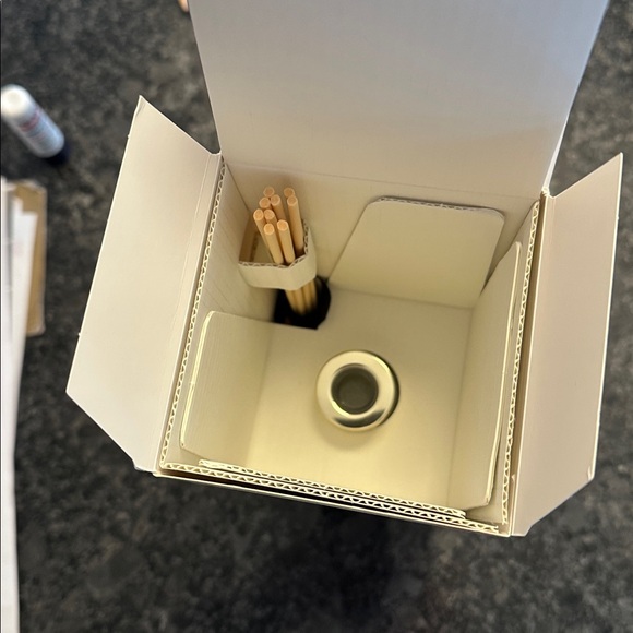 Hotel Lobby Home Signature Reed Diffuser - Picture 2 of 3